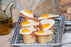 6 MONTADITOS HUEVOS CODORNIZ Y BACON